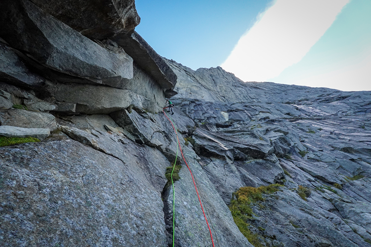 Stetind Norvège, Dave MacLeod, Calum Muskett - Calum Muskett réalise la première ascension du « Line Dancing » (800 m, E5 6b) sur la face sud-ouest de Stetind en Norvège, 09/2024