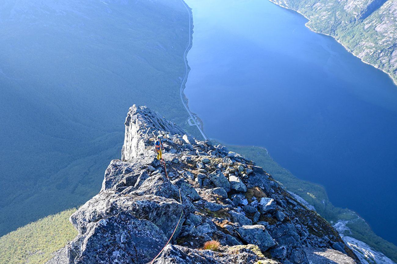 Stetind Norvège, Dave MacLeod, Calum Muskett - Dave MacLeod réalise la première ascension du « Line Dancing » (800 m, E5 6b) sur la face sud-ouest de Stetind en Norvège, 09/2024