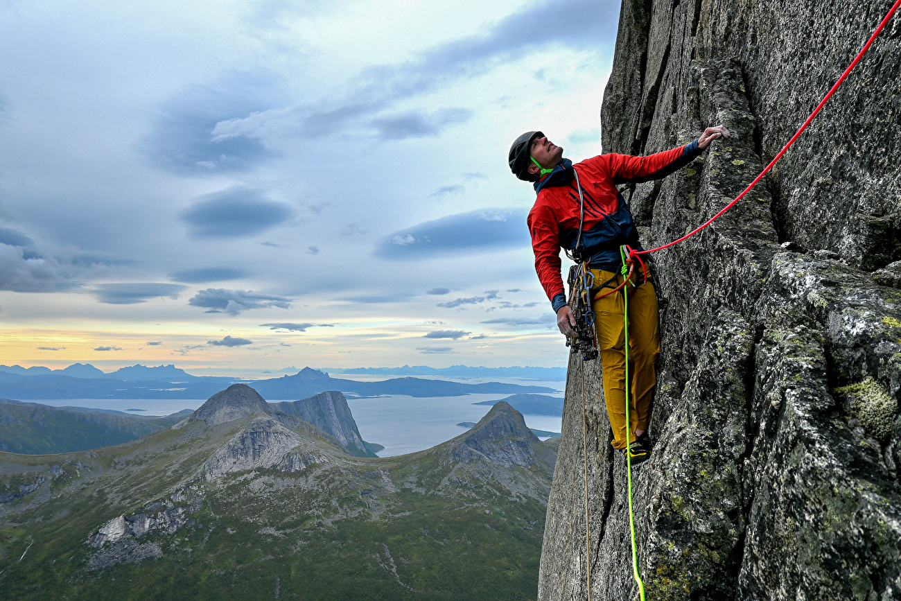 Stetind Norvège, Dave MacLeod, Calum Muskett - Dave MacLeod réalise la première ascension du « Line Dancing » (800 m, E5 6b) sur la face sud-ouest de Stetind en Norvège, 09/2024