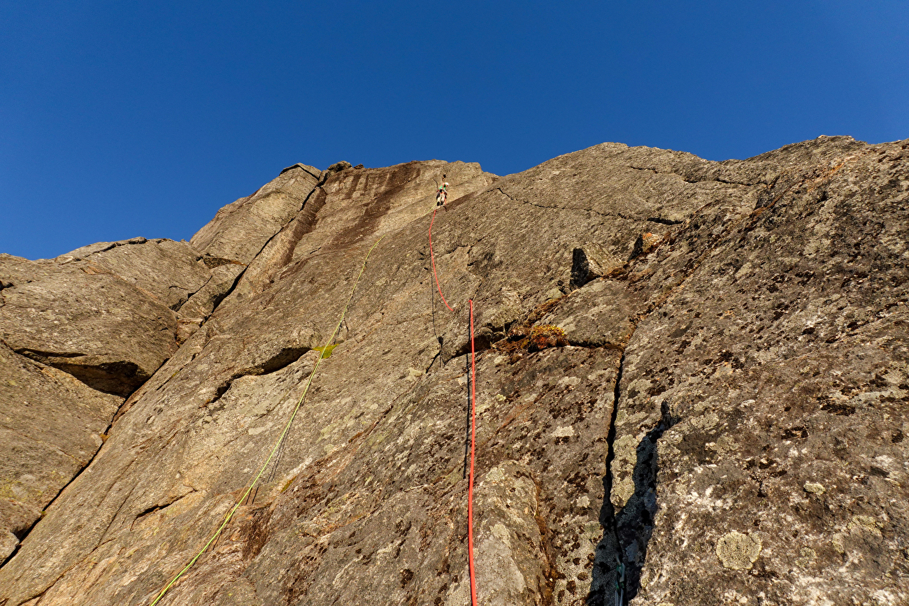 Stetind Norvège, Dave MacLeod, Calum Muskett - Calum Muskett réalise la première ascension du « Line Dancing » (800 m, E5 6b) sur la face sud-ouest de Stetind en Norvège, 09/2024