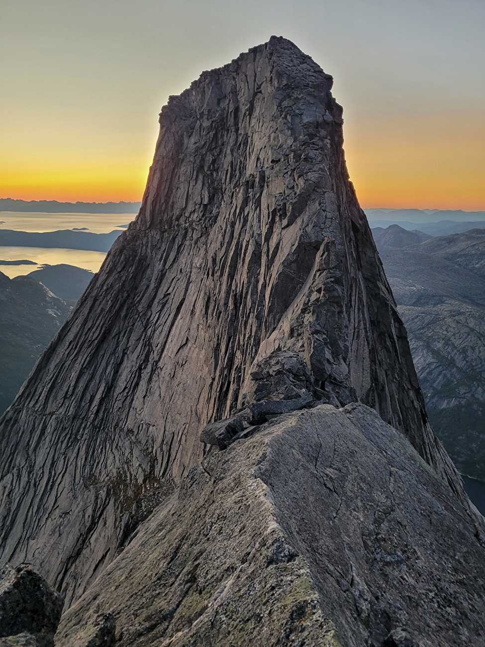 Stetind Norvège, Dave MacLeod, Calum Muskett - Lors de la première ascension du 'Line Dancing' (800m, E5 6b) sur la face SW de Stetind en Norvège (Dave MacLeod, Calum Muskett 09/2024)