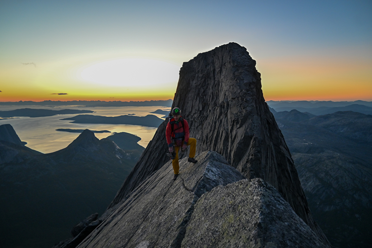 Stetind Norvège, Dave MacLeod, Calum Muskett - Dave MacLeod réalise la première ascension du « Line Dancing » (800 m, E5 6b) sur la face sud-ouest de Stetind en Norvège, 09/2024