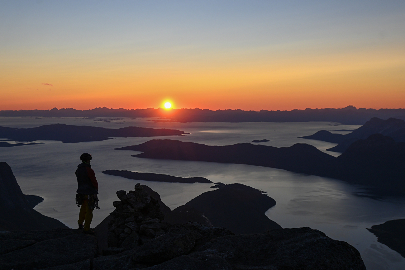 Stetind Norvège, Dave MacLeod, Calum Muskett - Dave MacLeod réalise la première ascension du « Line Dancing » (800 m, E5 6b) sur la face sud-ouest de Stetind en Norvège, 09/2024