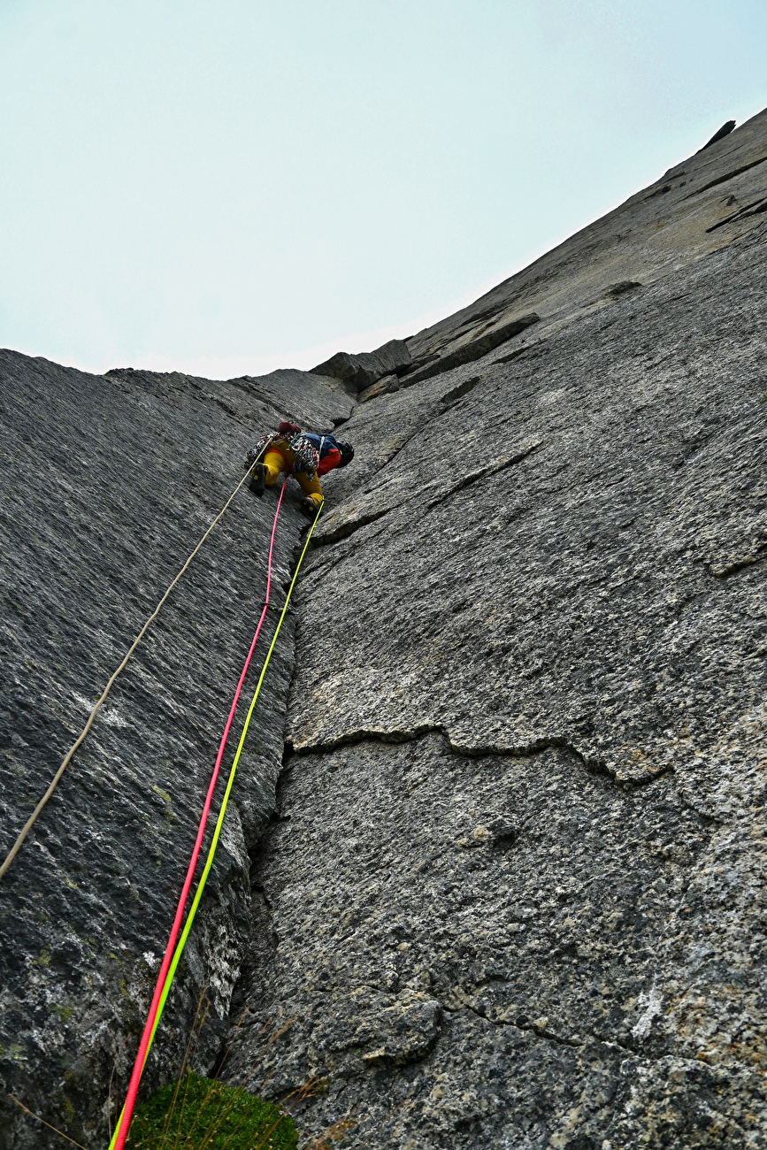 Stetind Norvège, Dave MacLeod, Calum Muskett - Dave MacLeod réalise la première ascension du « Line Dancing » (800 m, E5 6b) sur la face sud-ouest de Stetind en Norvège, 09/2024