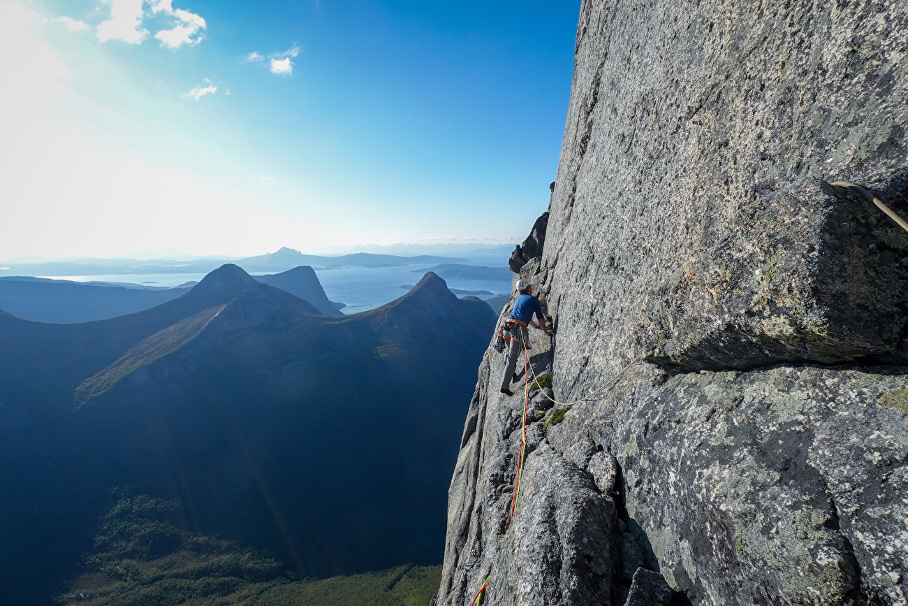 Stetind Norvège, Dave MacLeod, Calum Muskett - Calum Muskett réalise la première ascension du « Line Dancing » (800 m, E5 6b) sur la face sud-ouest de Stetind en Norvège, 09/2024