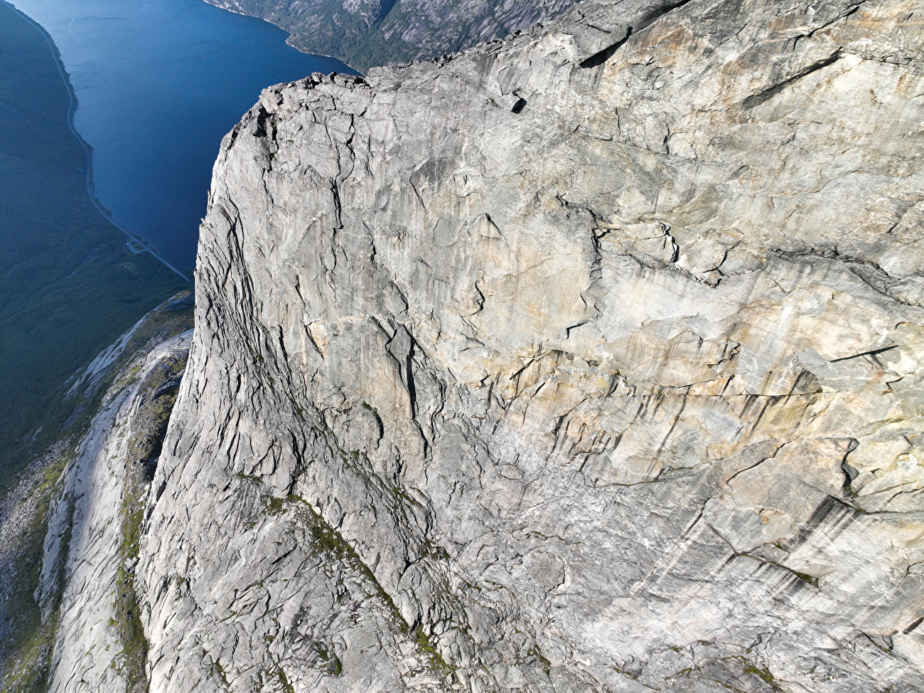 Stetind Norvège, Dave MacLeod, Calum Muskett - La première ascension du 'Line Dancing' (800m, E5 6b) sur la face SW de Stetind en Norvège (Dave MacLeod, Calum Muskett 09/2024)