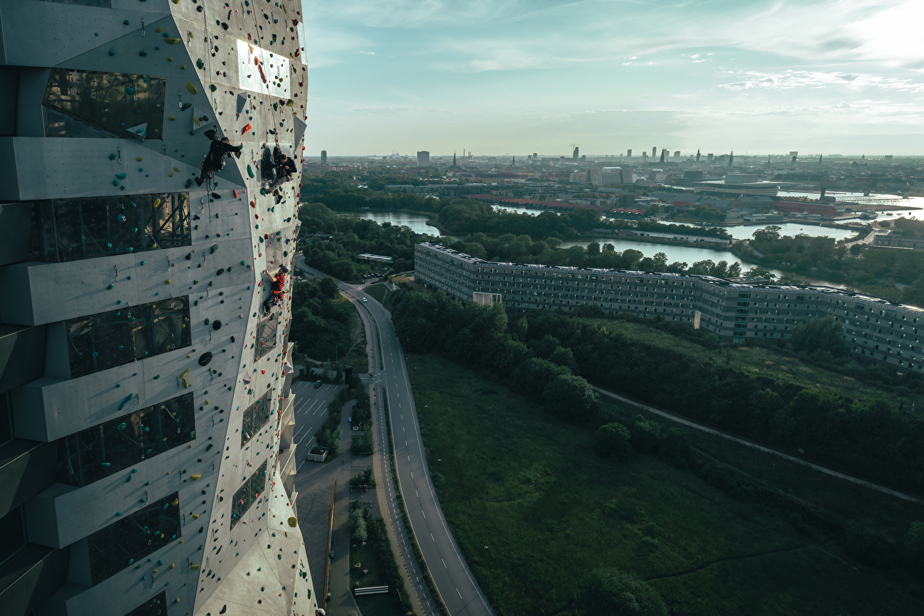 Mammut - L'ascension d'Adam Ondra à l'extérieur de CopenHill : un symbole d'engagement en faveur du développement durable.