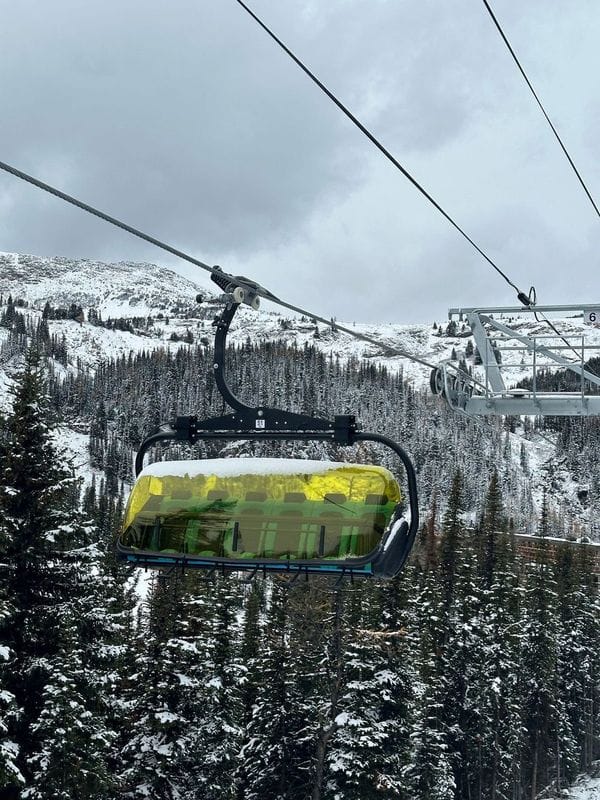 Deux nouveaux packs de six sièges chauffants feront leurs débuts dans les stations de ski de Banff dans le cadre de la saison 24-25 du Canada dans une semaine