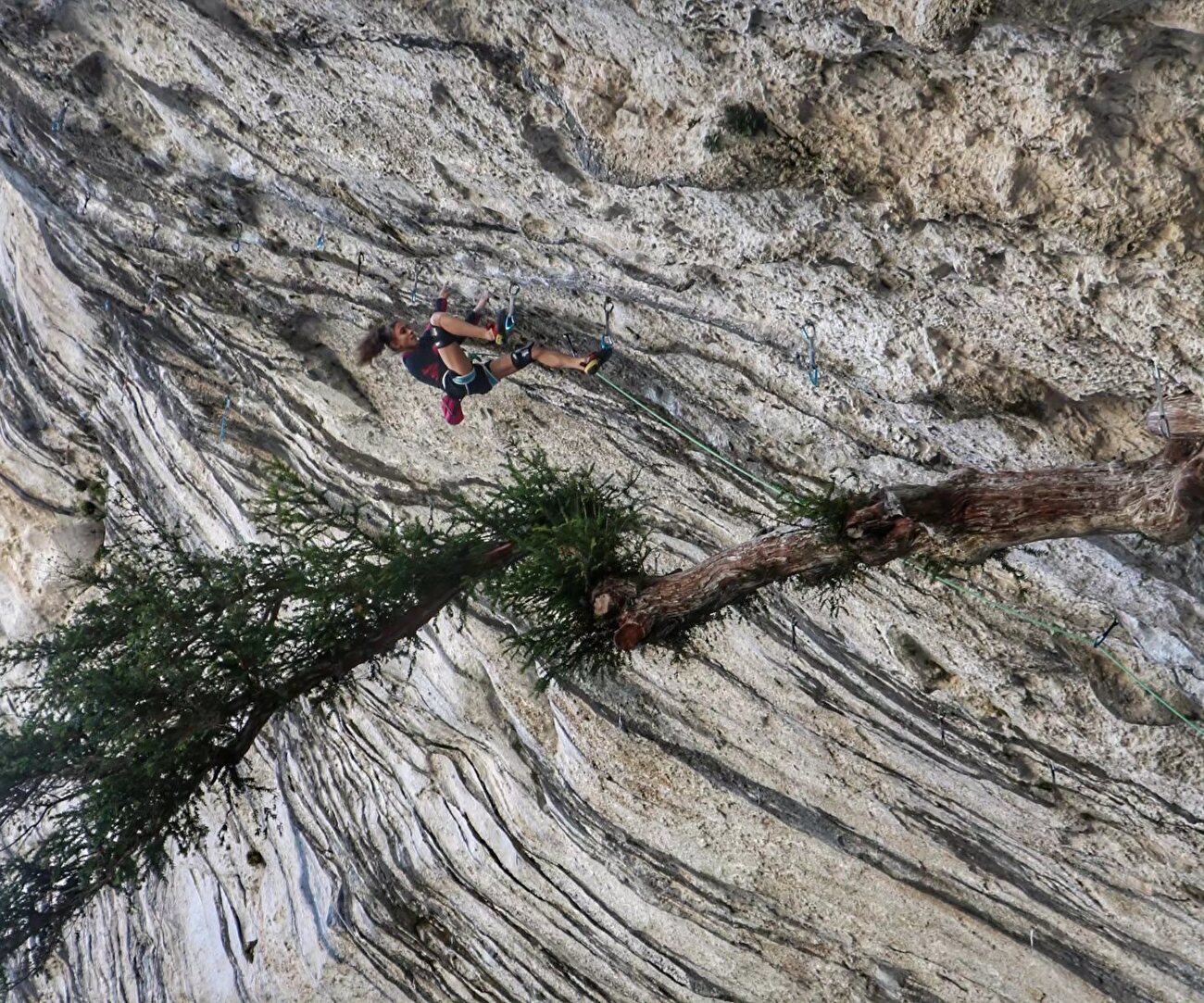 Laura Rogora réalise une extraordinaire vue en 8c à La Ramirole dans le Verdon