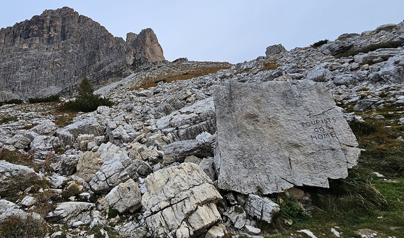 Tre Cime di Lavaredo, Dolomites - Les touristes rentrent chez eux, le rocher vandalisé avec des empreintes de dinosaures à Tre Cime di Lavaredo, Dolomites