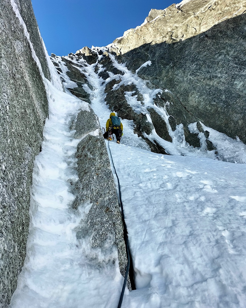 Aiguille du Toula, Mont Blanc, Niccolò Bruni, Federica Furia - La première ascension de 'C'est trop facile' sur l'Aiguille du Toula dans le massif du Mont Blanc (Niccolò Bruni, Federica Furia 01/11/2024)