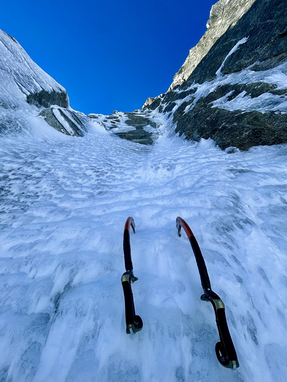 Aiguille du Toula, Mont Blanc, Niccolò Bruni, Federica Furia - La première ascension de 'C'est trop facile' sur l'Aiguille du Toula dans le massif du Mont Blanc (Niccolò Bruni, Federica Furia 01/11/2024)