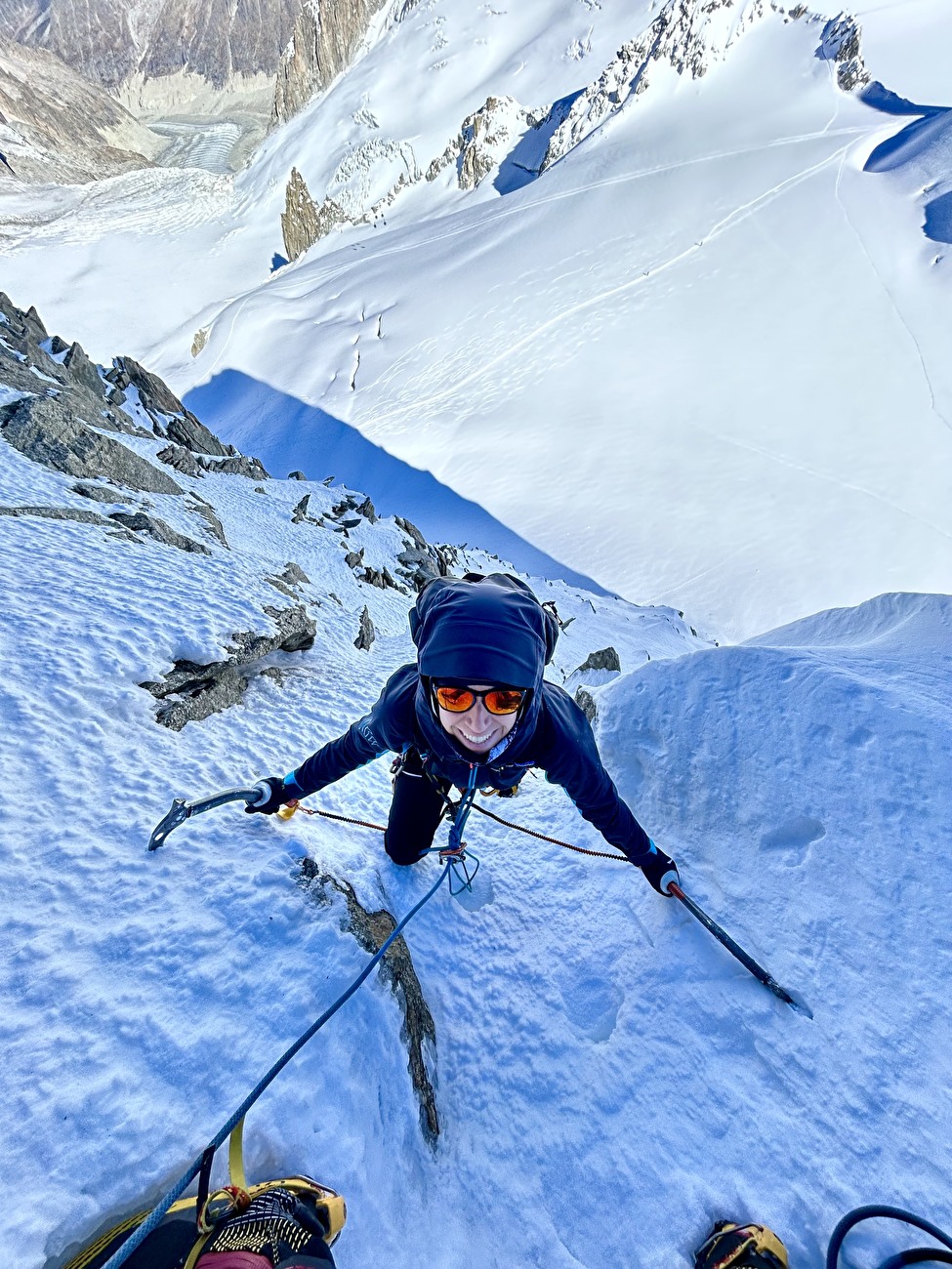 Aiguille du Toula, Mont Blanc, Niccolò Bruni, Federica Furia - La première ascension de 'C'est trop facile' sur l'Aiguille du Toula dans le massif du Mont Blanc (Niccolò Bruni, Federica Furia 01/11/2024)