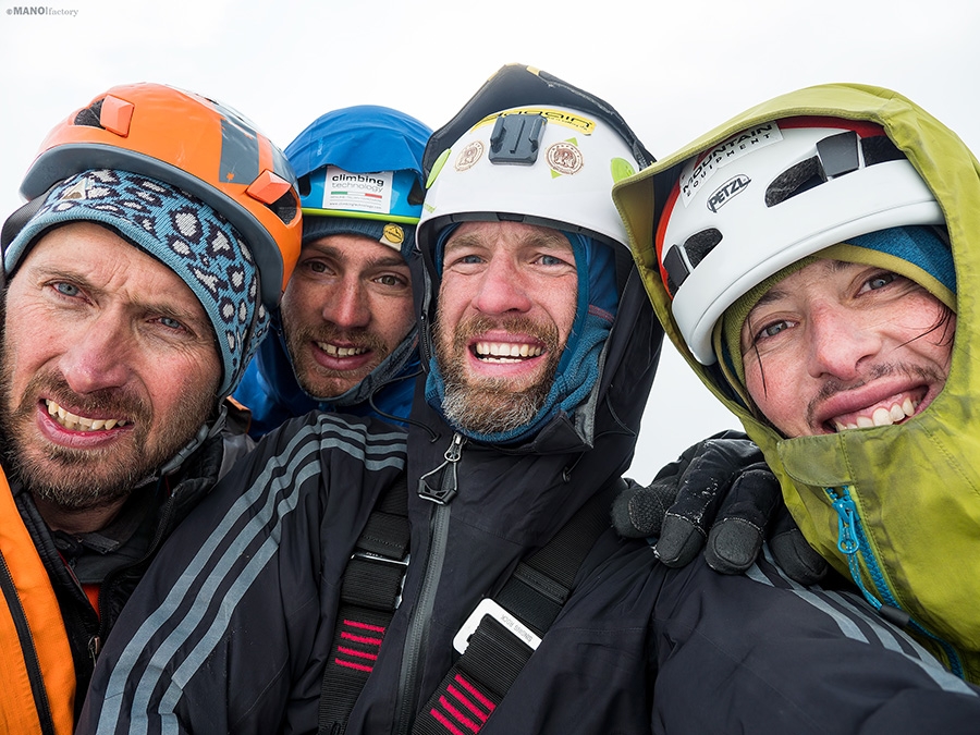 Pik Alexander Blok, Aksu, Pamir Alay, Kirghizistan - Au sommet du Pik Alexander Blok. De gauche à droite : Vladimir Linek, Jozef Kristoffy, Martin Grajciar, Ondrej Huserka