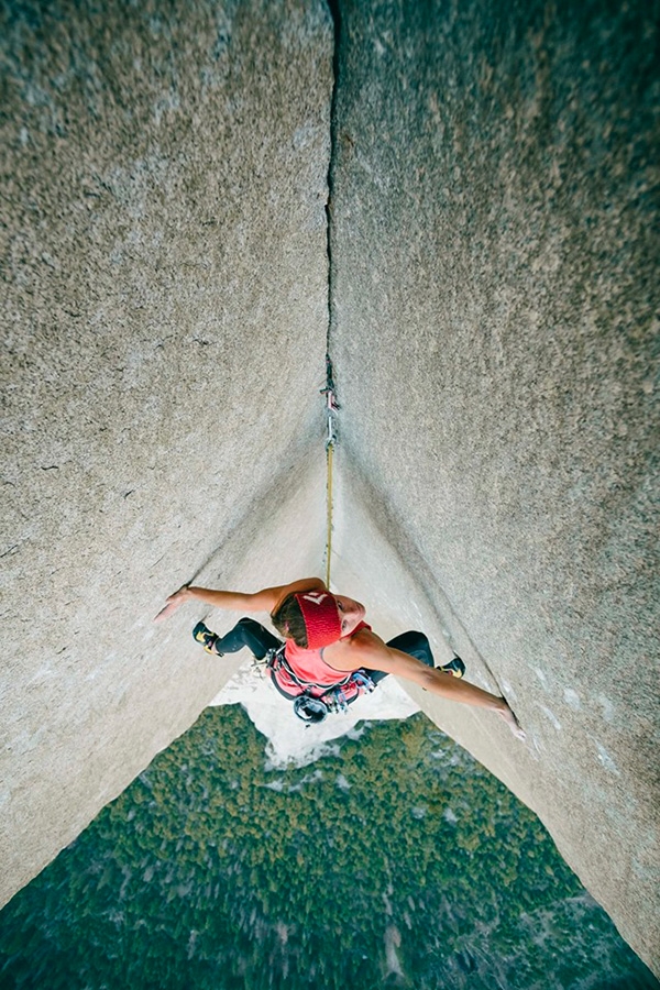 Barbara Zangerl - Barbara Zangerl gravit le spectaculaire Stemming Corner du mur Pre-Muir d'El Capitan à Yosemite, en compagnie de Jacopo Larcher. « L'un des terrains les plus esthétiques que j'ai jamais vu ! »