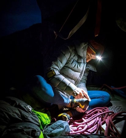 The Nose El Capitan Yosemite - Barbara Zangerl se prépare pour une séance d'escalade nocturne sur The Nose, El Capitan, Yosemite