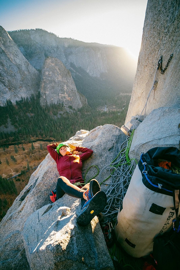 The Nose El Capitan Yosemite - Barbara Zangerl se reposant sur The Nose, El Capitan, Yosemite, lors de son ascension libre avec Jacopo Larcher 