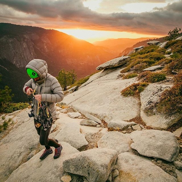 The Nose El Capitan Yosemite - Barbara Zangerl au sommet de The Nose, El Capitan, Yosemite après avoir gravi la voie gratuitement sur une période de 6 jours à l'automne 2019 avec Jacopo Larcher