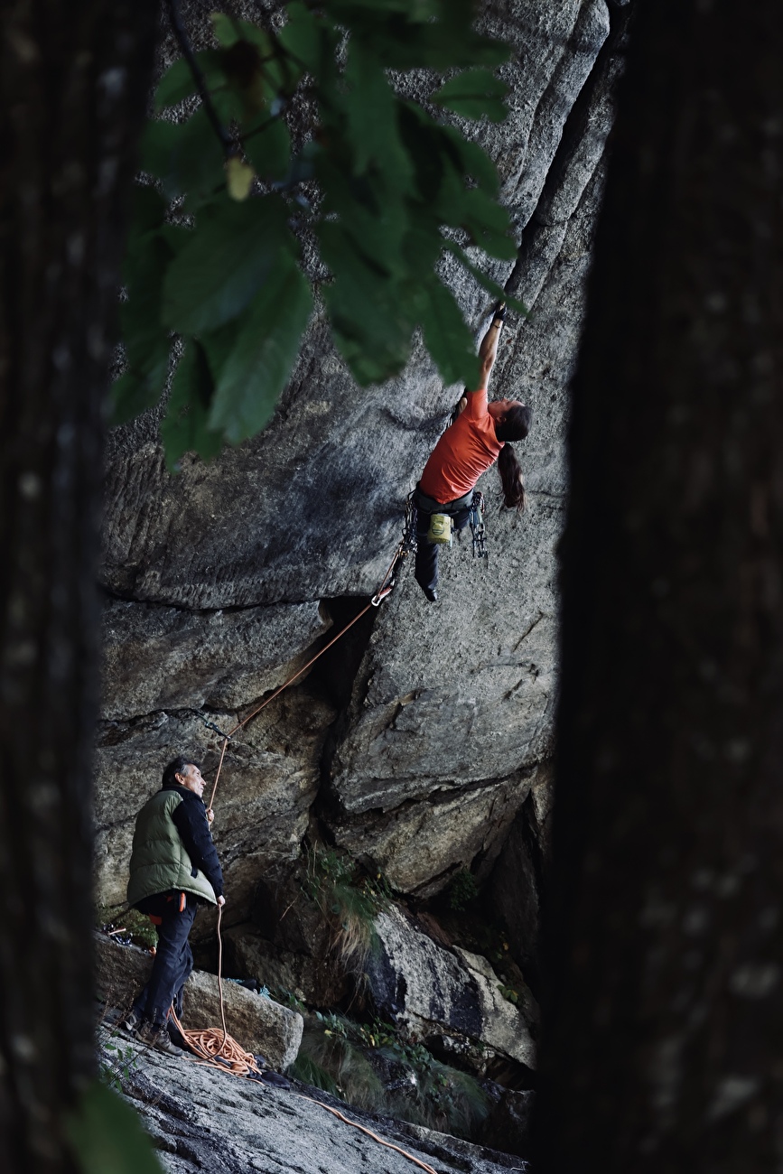 Caroline Ciavaldini - Caroline Ciavaldini escalade 'Greenspit' dans la Valle dell'Orco, Italie, novembre 2024