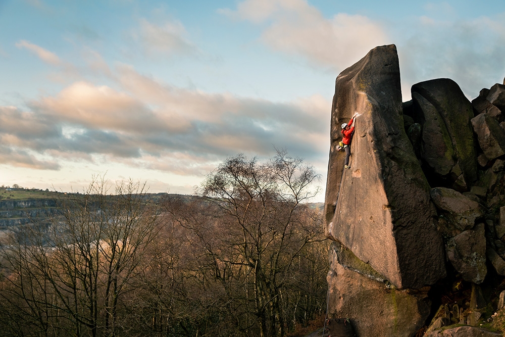 Caroline Ciavaldini - Caroline Ciavaldini escaladant Gaia à Black Rocks, Angleterre, décembre 2020. Montée pour la première fois par Johnny Dawes en 1986, cette E8 6c n'avait été gravie que par deux autres femmes auparavant : Lisa Rands en 2006 et Katy Whittaker en 2013.