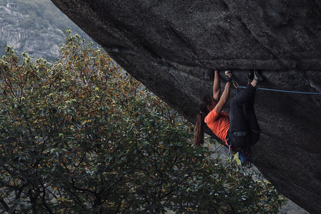 Caroline Ciavaldini - Caroline Ciavaldini escalade 'Greenspit' dans la Valle dell'Orco, Italie, novembre 2024