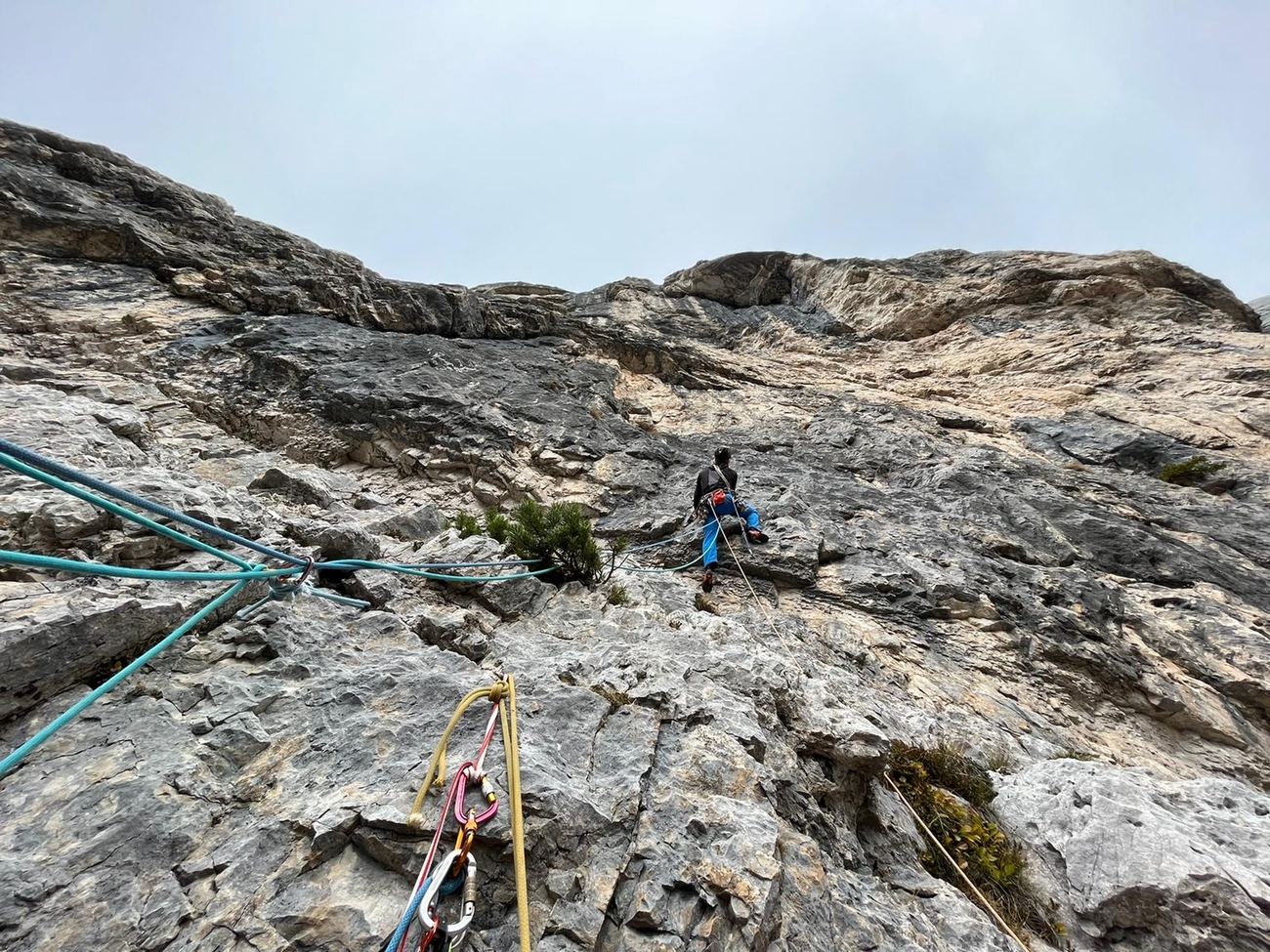 Torre Trieste, Civetta, Simon Gietl, Vittorio Messini, Matthias Wurzer - Simon Gietl, Vittorio Messini et Matthias Wurzer établissent leur nouvel itinéraire sur Torre Trieste sur le mont Civetta, Dolomites