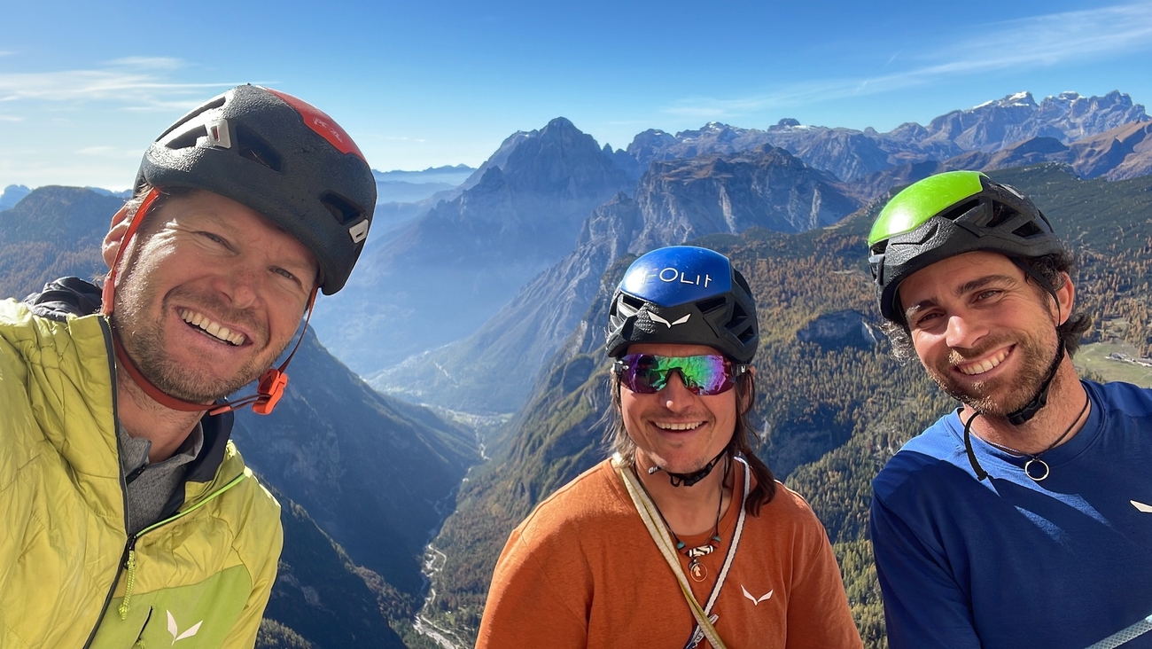 Torre Trieste, Civetta, Simon Gietl, Vittorio Messini, Matthias Wurzer - Matthias Wurzer, Simon Gietl et Vittorio Messini à un relais alors qu'ils gravissent leur nouvelle roue sur Torre Trieste, Civetta, Dolomites