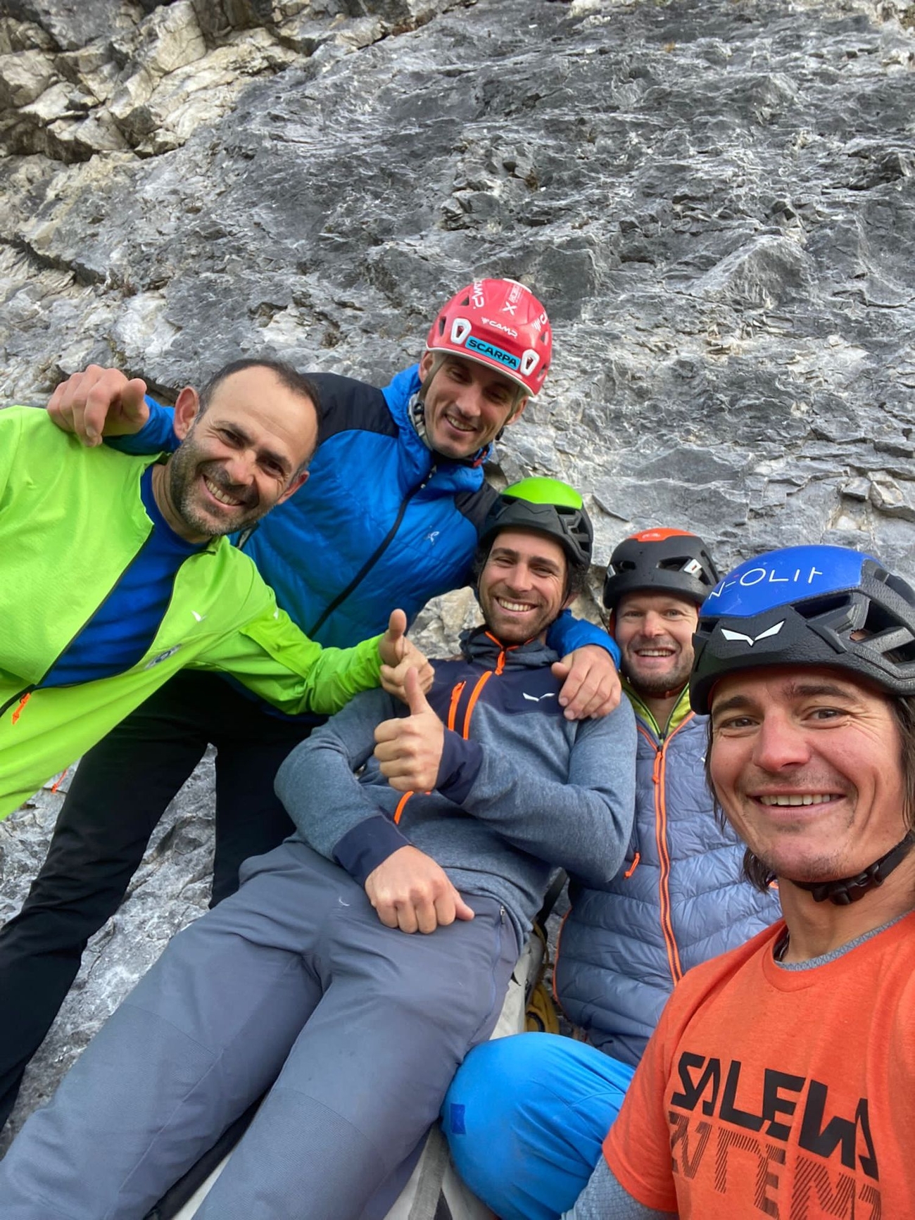 Torre Trieste, Civetta, Alessandro Baù, Alessandro Beber, Nicola Tondini, Simon Gietl, Vittorio Messini, Matthias Wurzer - Nicola Tondini, Alessandro Baù, Vittorio Messini, Matthias Wurzer et Simon Gietl en établissant leurs nouvelles ascensions sur Torre Trieste à Civetta, Dolomites. Alessandro Beber est porté disparu