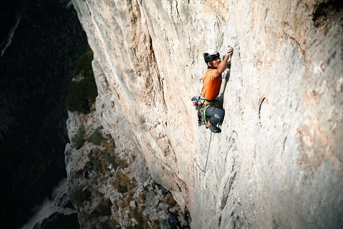 Simon Gietl, Torre Trieste, Civetta - Simon Gietl réalise la première ascension libre du 'Blutsbrüder' sur la Torre Trieste à Civetta, Dolomites, août 2024