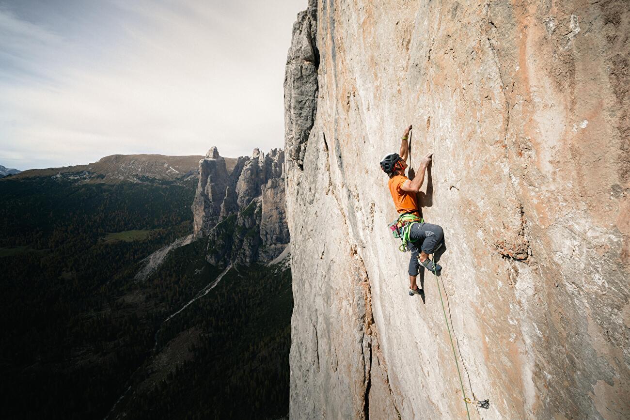 Simon Gietl, Torre Trieste, Civetta - Simon Gietl réalise la première ascension libre du 'Blutsbrüder' sur la Torre Trieste à Civetta, Dolomites, août 2024