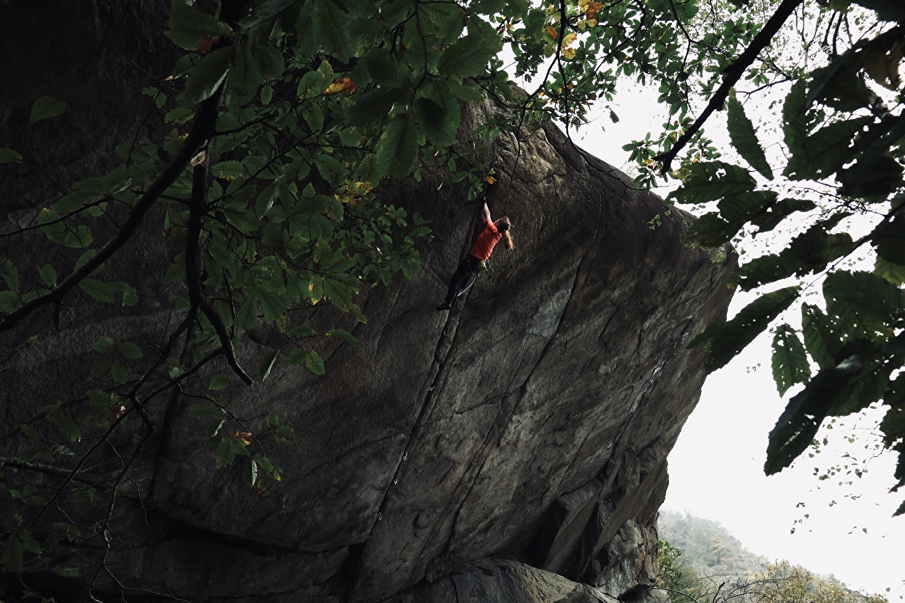 Caroline Ciavaldini gravit Greenspit dans la Valle dell'Orco, Italie