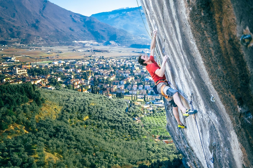 Adam Ondra - Adam Ondra effectuant la première ascension du Bomba 9b au Bus de La Stria (Hôtel Olivo) près d'Arco, Italie