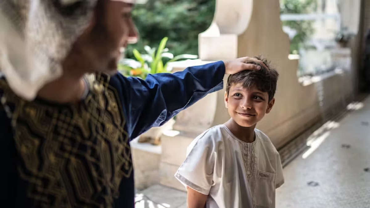 Un enfant donne de l’argent à un homme qu’il croit SDF