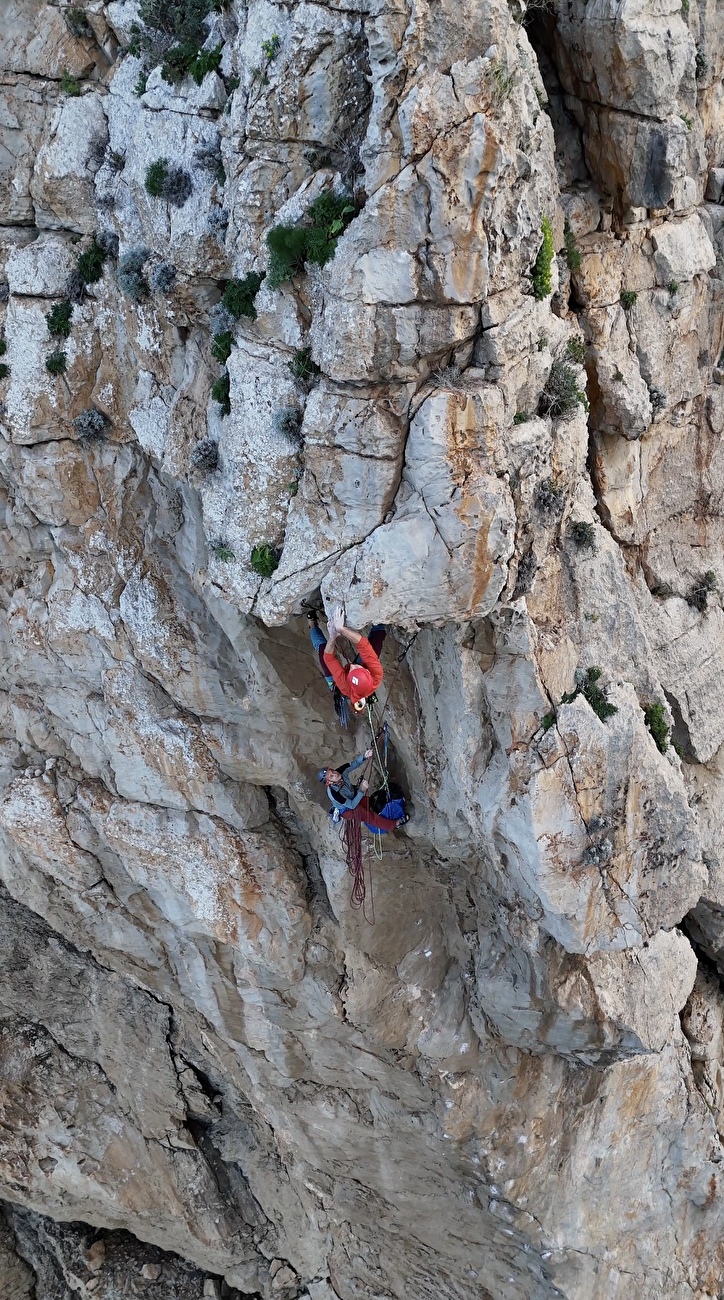 Monte Monaco, Sicile, Paweł Zieliński - Paweł Zieliński passant au milieu d'un magnifique toit avec une immense exposition sur le 5ème terrain de sa 'Forza di Polacco' sur Monte Monaco, Sicile, (11/2024).