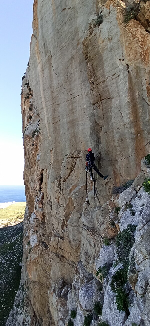 Monte Monaco, Sicile, Paweł Zieliński - Paweł Zieliński réalise la première ascension libre du terrain 1 de sa 'Forza di Polacco' sur Monte Monaco, Sicile, (11/2024)