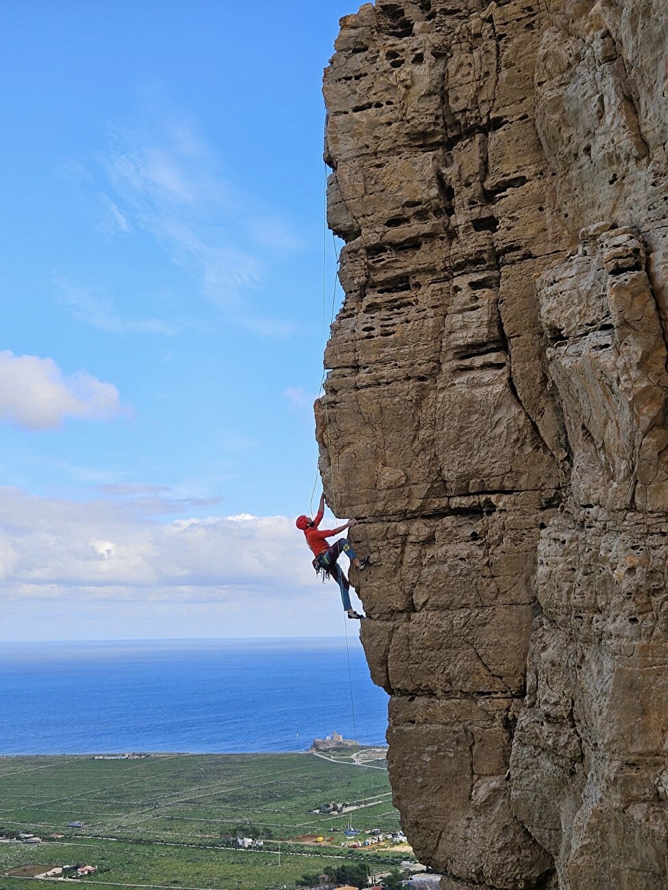 Monte Monaco, Sicile, Paweł Zieliński - Paweł Zieliński s'attaquant au pilier en surplomb sur le terrain 4 de 'Forza di Polacco' sur Monte Monaco, Sicile, (11/2024)