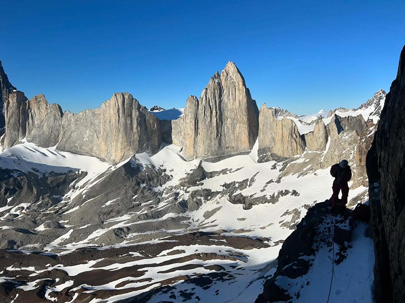 Cerro Trono Blanco, Torres del Paine, Patagonie, Seb Pelletti, Hernan Rodriguez - Réalisation de la première ascension de 'Ultima Ronda' sur la face sud du Cerro Trono Blanco, Torres del Paine, Patagonie (Sebastian Pelletti, Hernan Rodriguez 06/12/2024 ). Au fond, de gauche à droite : Cerro Cota 2000, CerroCastillo, Cerro Catedral, Quirquincho, Los Gemelos. 