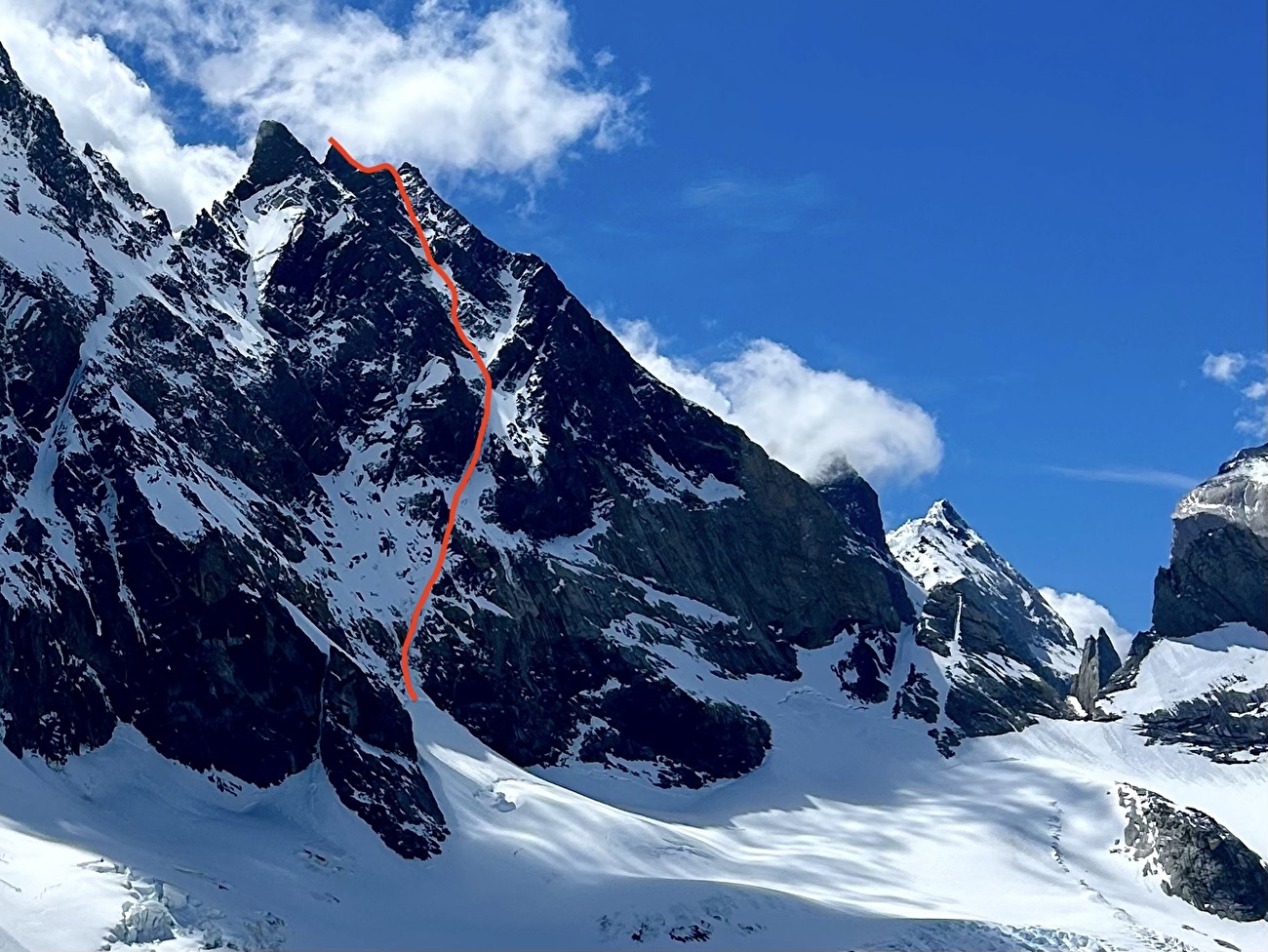 Cerro Trono Blanco, Torres del Paine, Patagonie, Seb Pelletti, Hernan Rodriguez - Réalisation de la première ascension de 'Ultima Ronda' sur la face sud du Cerro Trono Blanco, Torres del Paine, Patagonie (Sebastian Pelletti, Hernan Rodriguez 06/12/2024 )