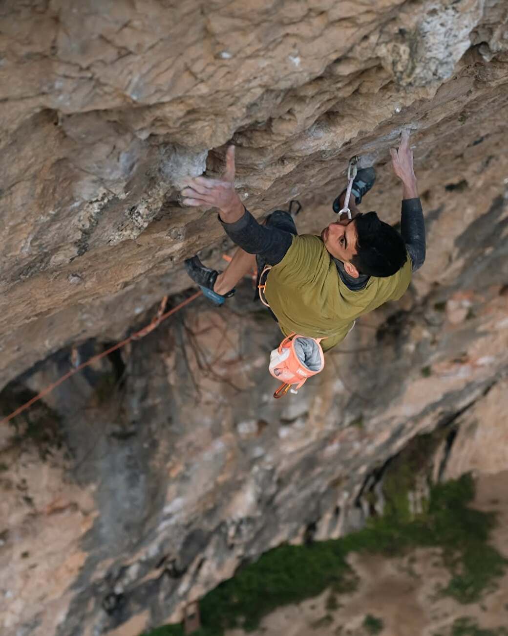 Jorge Diaz-Rullo répète « Stoking the Fire » (9b) dans Holy Line