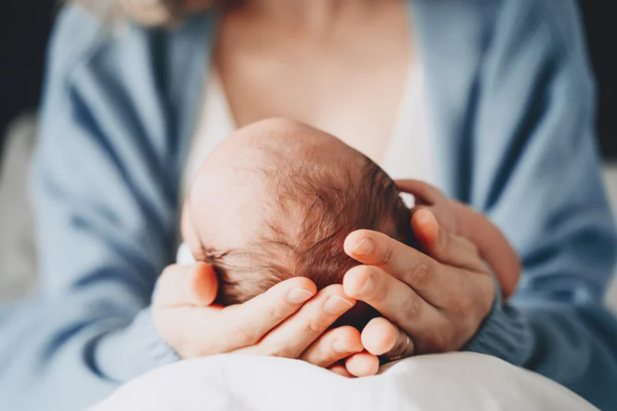 Visage du bébé né d’une mère porteuse