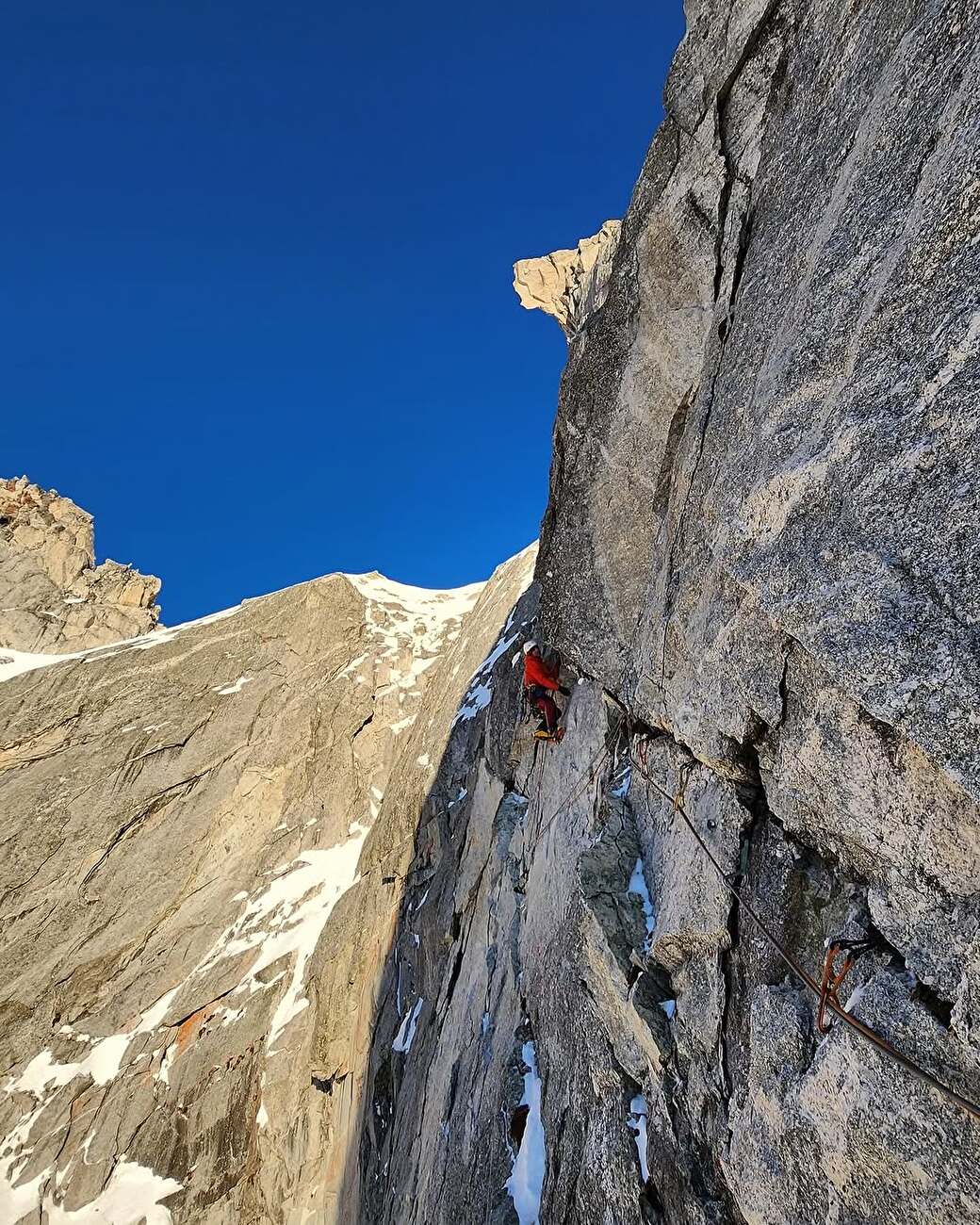 Pioda di Sciora, Punta Pioda, Filippo Sala, Roger Schäli, Silvan Schüpbach - La première ascension de `` l'obscurité '' sur la face nord de Pioda de Scira / Punta Pioda en Suisse 06-09 / 03/2025) Pioda di Sciora, Punta Pioda, Filippo Sala, Roger Schäli, Silvan Schüpbach - La première ascension de `` l'obscurité '' sur la face nord de Pioda de Scira / Punta Pioda en Suisse 06-09 / 03/2025)