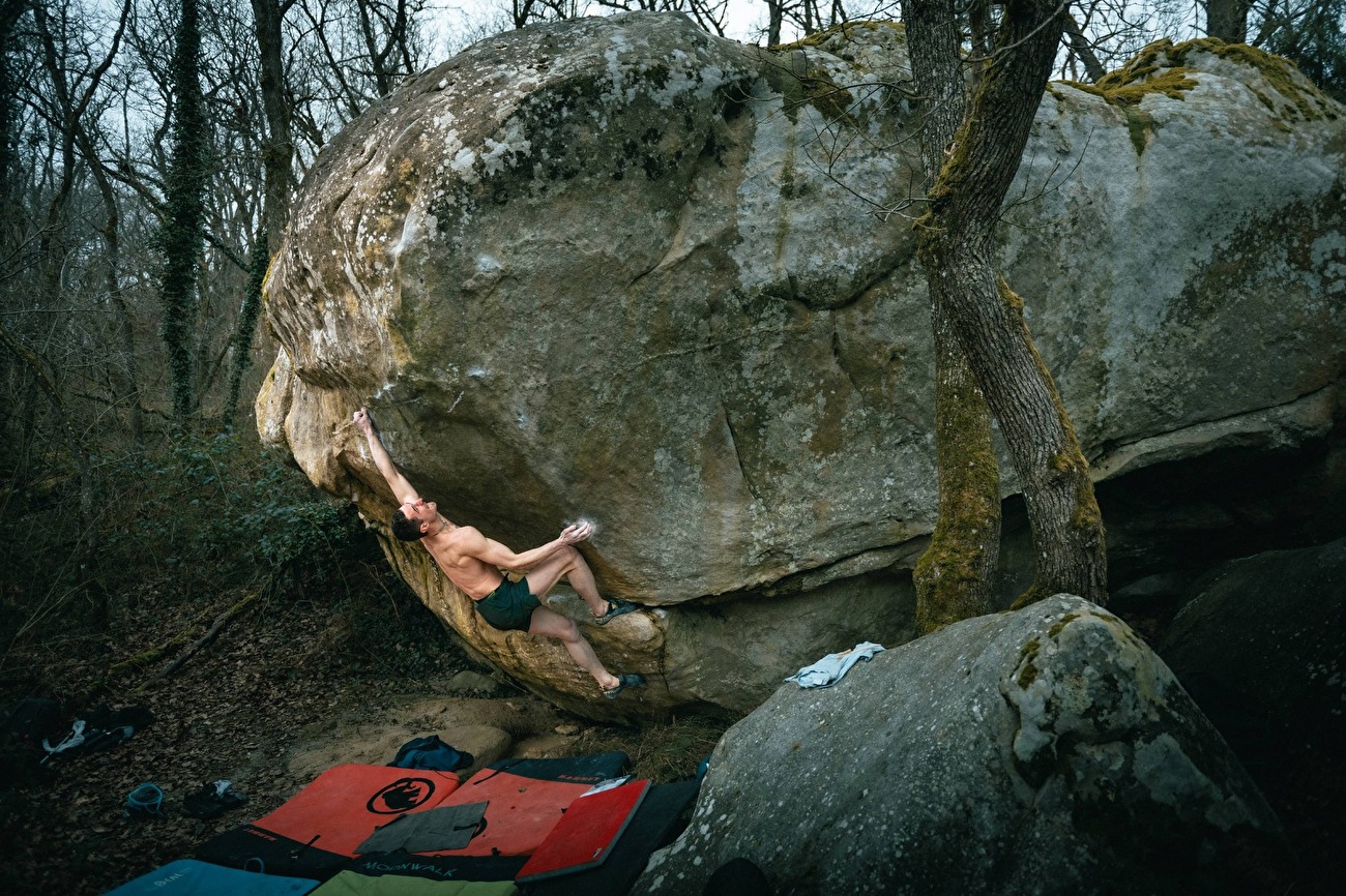 Adam Ondra Fontainebleau - Adam Ondra Bouchering à Fontainebleau, février 2025 Adam Ondra Fontainebleau - Adam Ondra Bouchering à Fontainebleau, février 2025