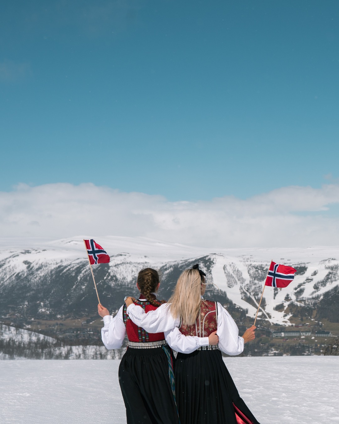 Peut être une image de 2 personnes et de l'Arctique
