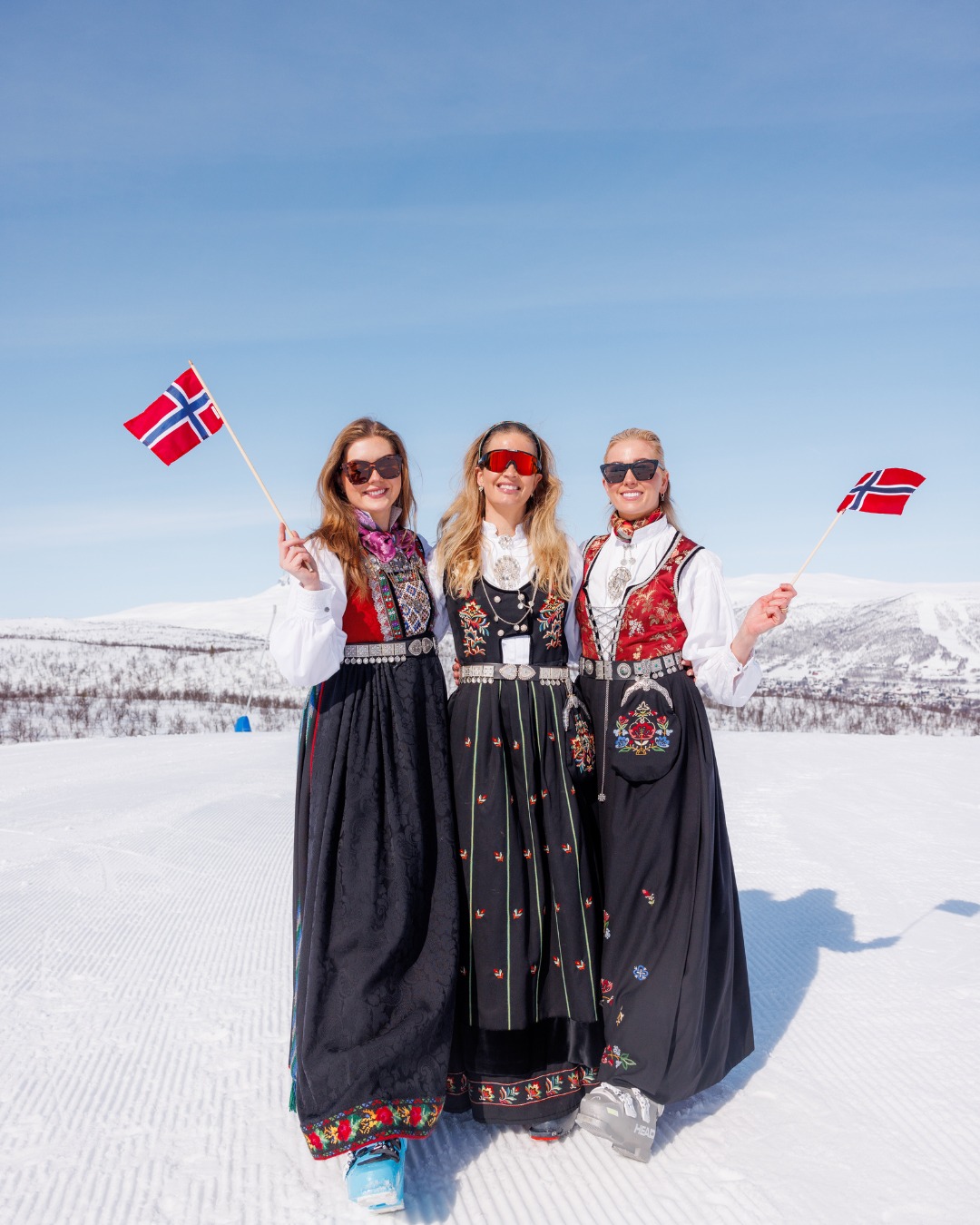 Peut être une image de 3 personnes, dirndl, arctique et texte