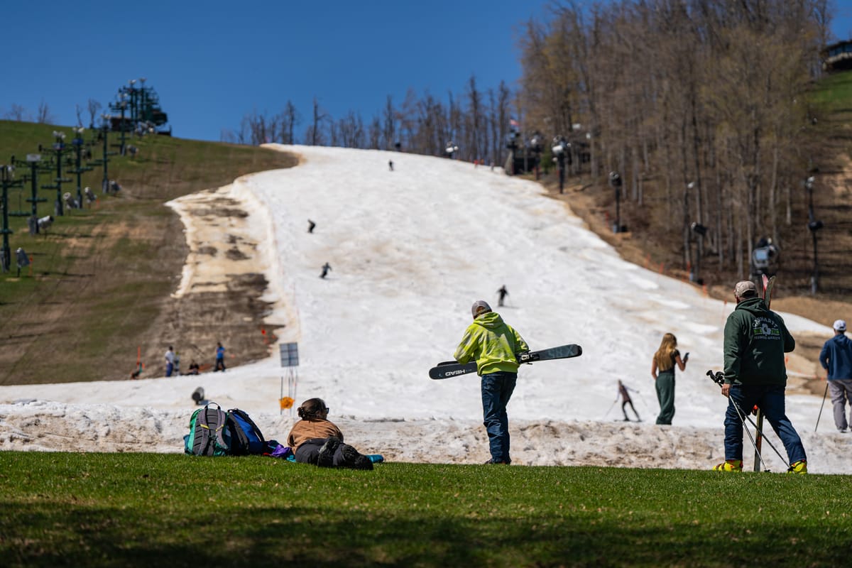La neige du printemps tombe toujours: la saison de l'Amérique du Nord conserve en mai