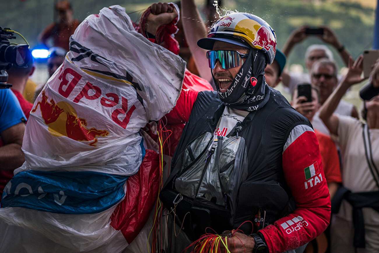 Red Bull X-Alps 2025 - Aaron Durogati célèbre pendant Red Bull X-Alps à Zell Am See, Autriche, 22 juin 2025.