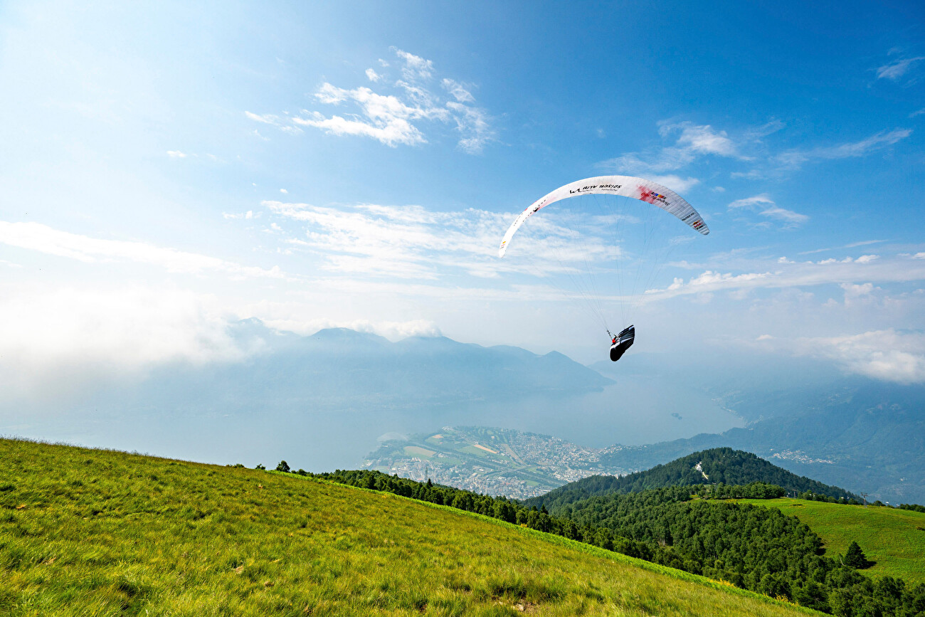 Red Bull X-Alps 2025 - Tobias Grossrubatscher volant pendant le Red Bull X-Alps 2025 à Ascona, en Suisse, le 21 juin 2025.