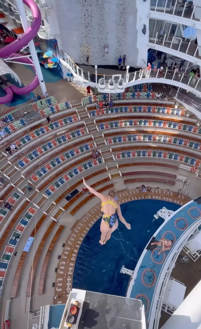 Saut spectaculaire d'une nageuse