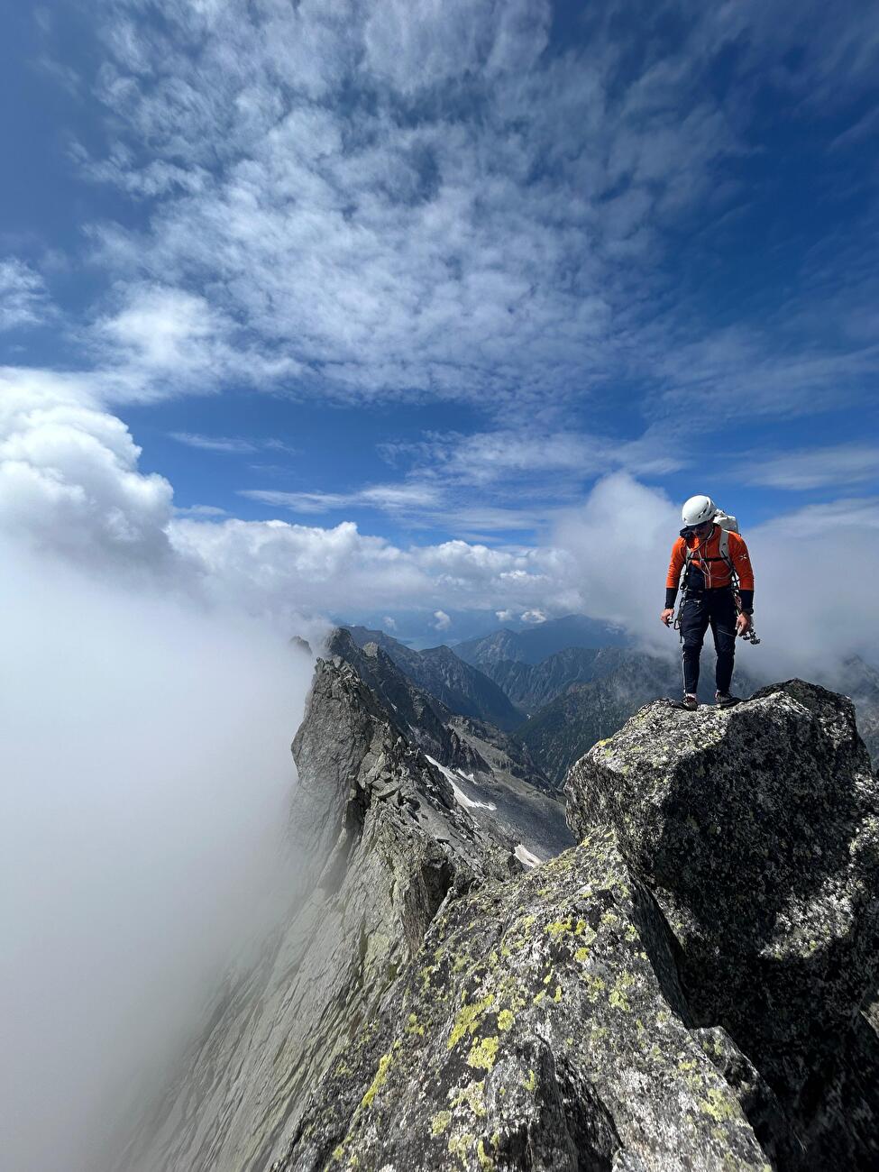 Val Bondasca, Filippo Sala, Benjamin Bosshard - Benjamin Bosshard et Filippo Sala complétant le 'Grande U della Bondasca' au-dessus de Val Bondasca en Suisse le 30-31/07/2025