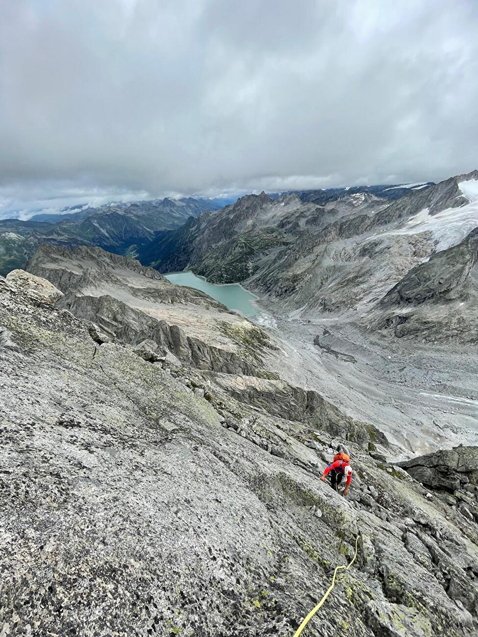 Val Bondasca, Filippo Sala, Benjamin Bosshard - Benjamin Bosshard et Filippo Sala complétant le 'Grande U della Bondasca' au-dessus de Val Bondasca en Suisse le 30-31/07/2025